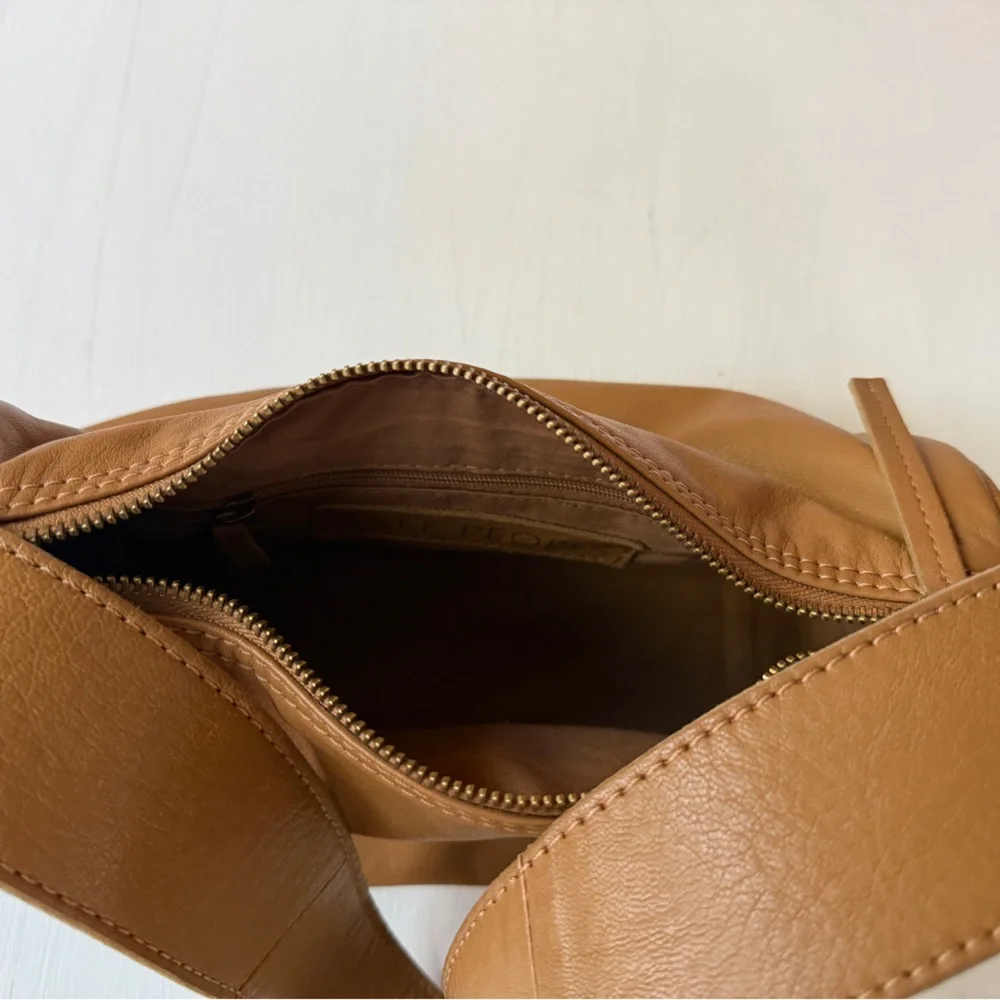 FREE PEOPLE Arm Candy Leather Shoulder Bag in Gold Coast $98 EXCELLENT - Picture 6 of 7